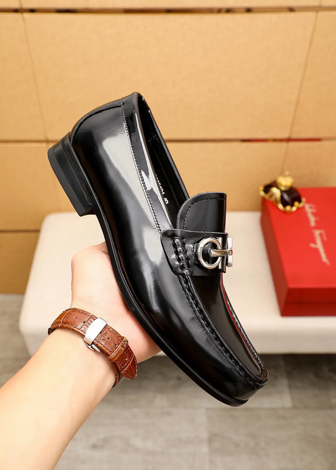 Men's shoes 💰480 💐 Product trademark: Ferragamo "Ferragamo" casual leather shoes Regular size: 38-44 (45🉑️customized) Product materials: Selected imported first-layer open-edge beaded cowhide leather upper + luxury hardware buckle, imported water-dyed cowhide leather lining. Strong three-dimensional visual effect, original outsole color: 4⃣️seed leather materials available